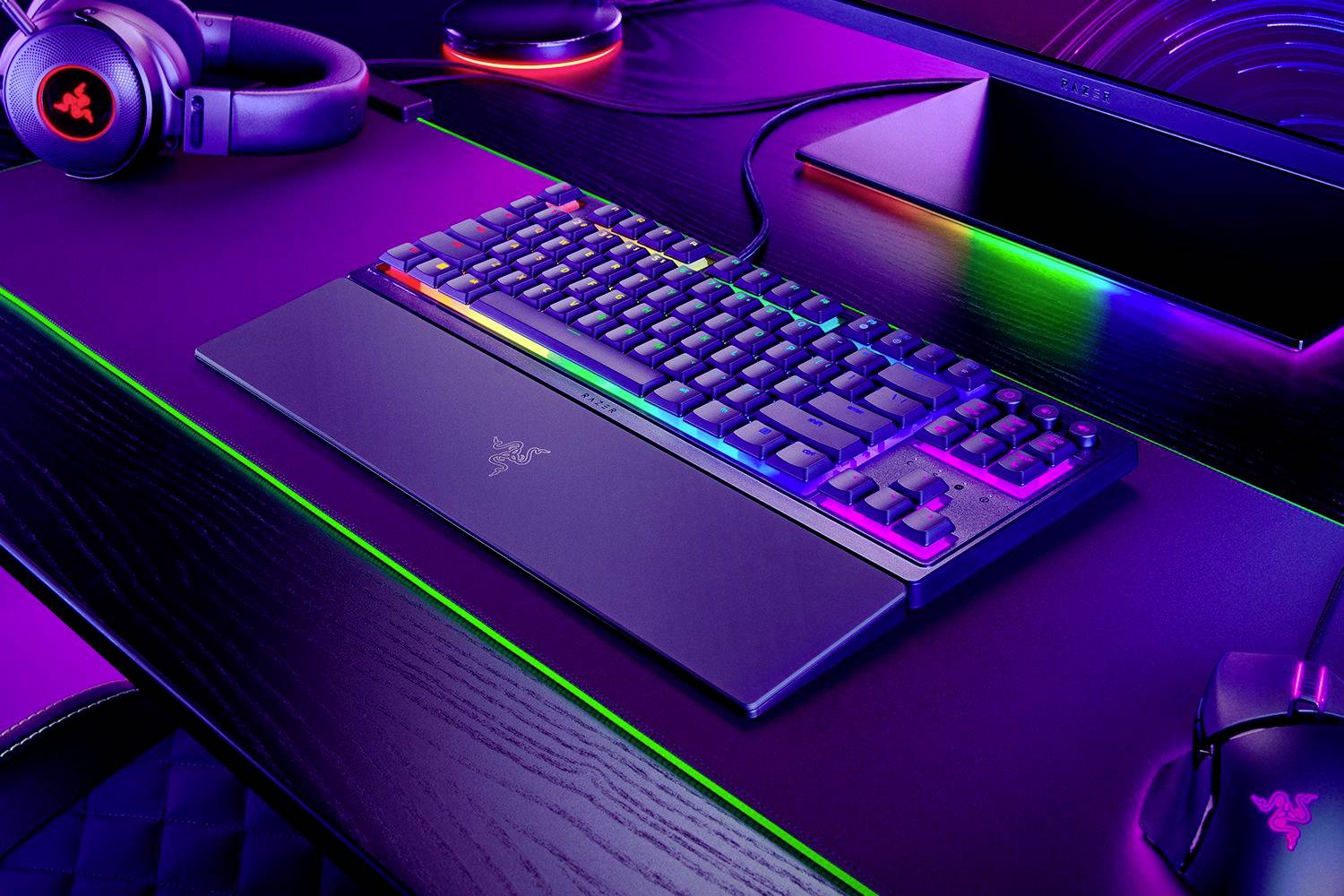 Ein beleuchteter Gaming-Schreibtisch mit RGB-Tastatur und Headset in einer futuristischen Umgebung.
