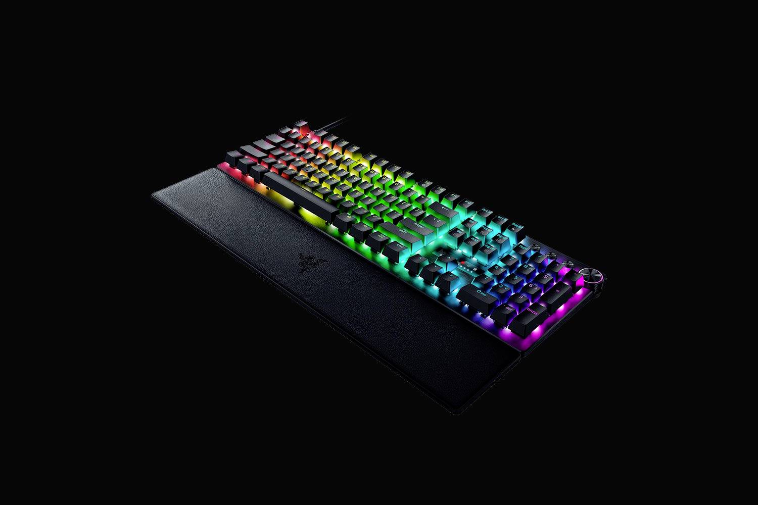 Eine mechanische Tastatur mit RGB-Hintergrundbeleuchtung, die in mehreren Farben leuchtet; schwarzer Hintergrund.
