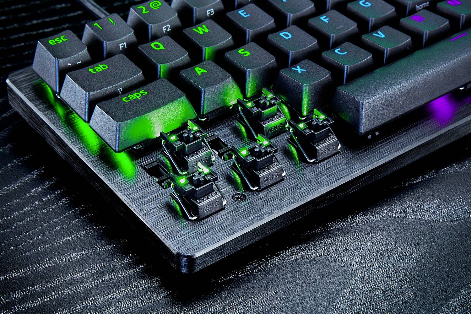 Eine mechanische Tastatur mit bunter RGB-Beleuchtung, einige Tasten sind entfernt, um die darunterliegenden Schalter zu zeigen.