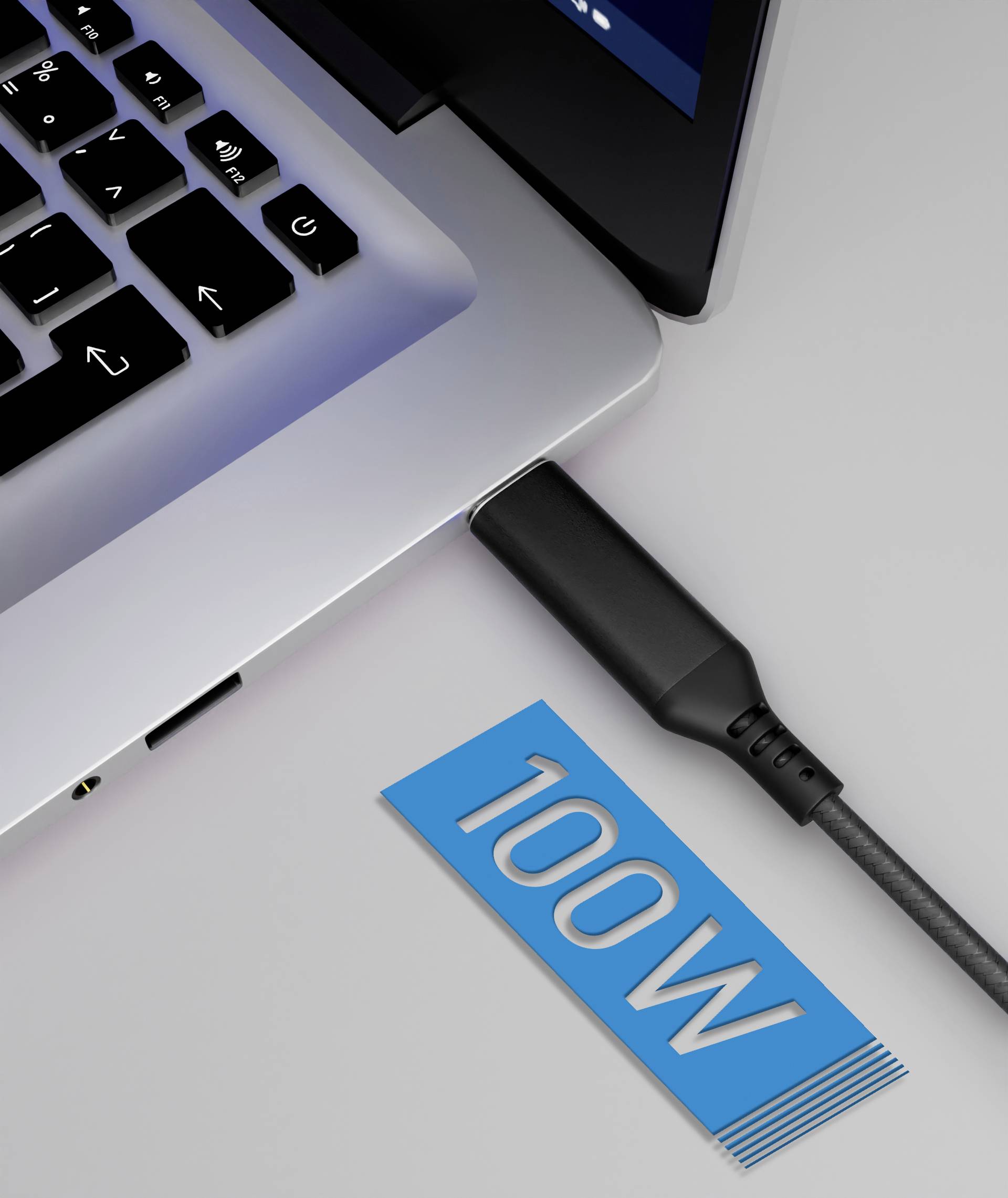 Ein Laptop wird mit einem Kabel aufgeladen. Neben dem Kabel steht die Aufschrift '100W', die auf die Leistung des Ladegeräts hinweist.