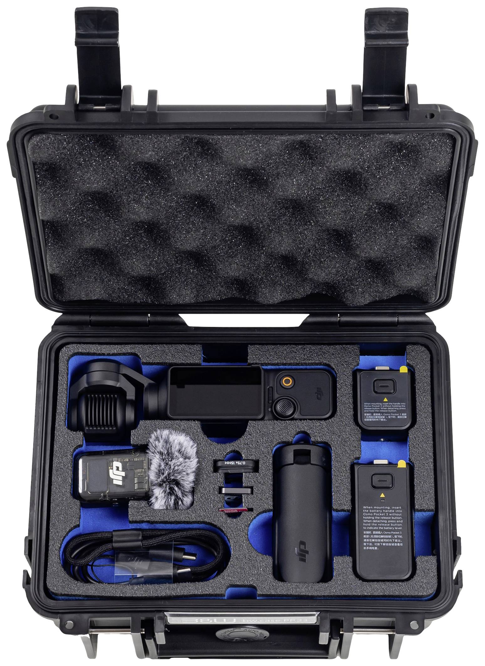 Tragbarer Koffer mit Kameraausrüstung: Kamera, Mikrofon, Ladegerät und Kabel sorgfältig in einer schwarzen Schaumstoffeinlage angeordnet.