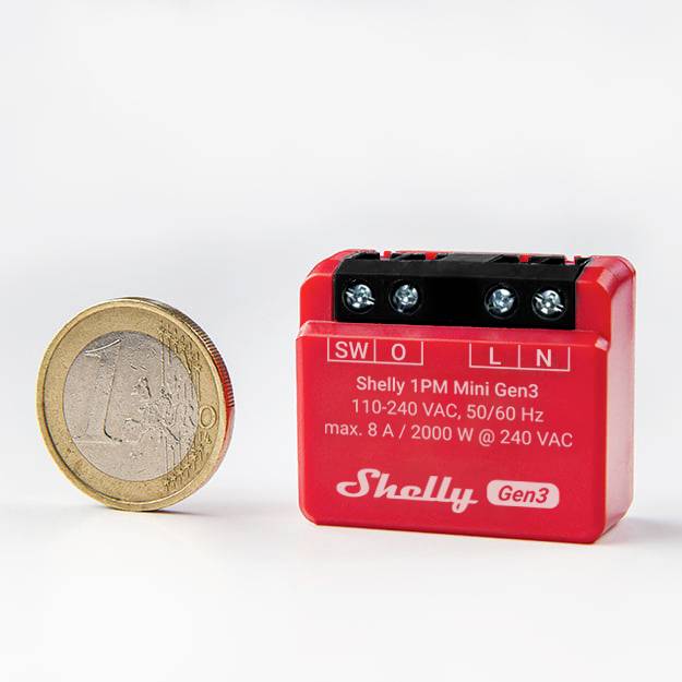 Ein rotes Shelly 1PM Mini Gen3 Modul neben einer 1-Euro-Münze zum Größenvergleich. Aufschrift zeigt technische Spezifikationen.