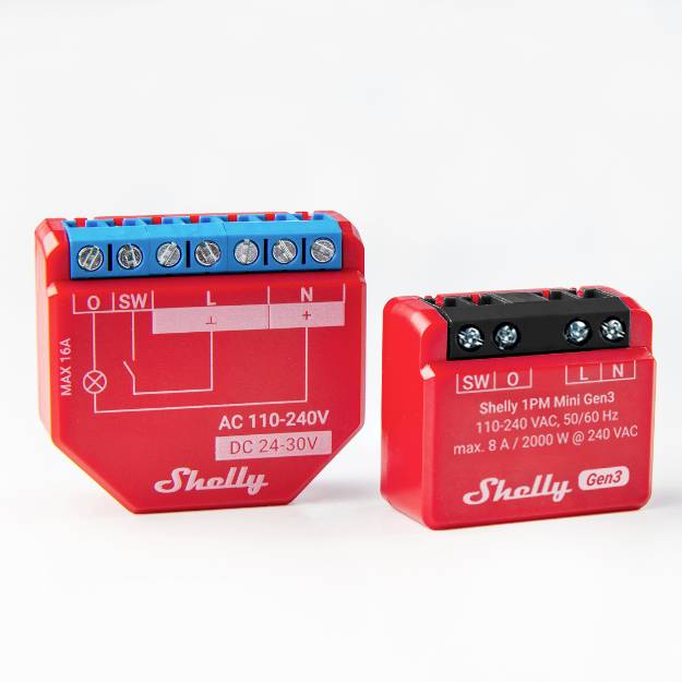 Zwei rote Shelly-Geräte für elektrische Installationen, beschriftet mit Spannungsspezifikationen und Anschlussdiagrammen.