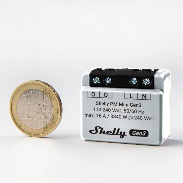 Ein Shelly PM Mini Gen3 Gerät neben einer 1-Euro-Münze zum Größenvergleich. Gerät mit technischen Spezifikationen auf der Vorderseite.