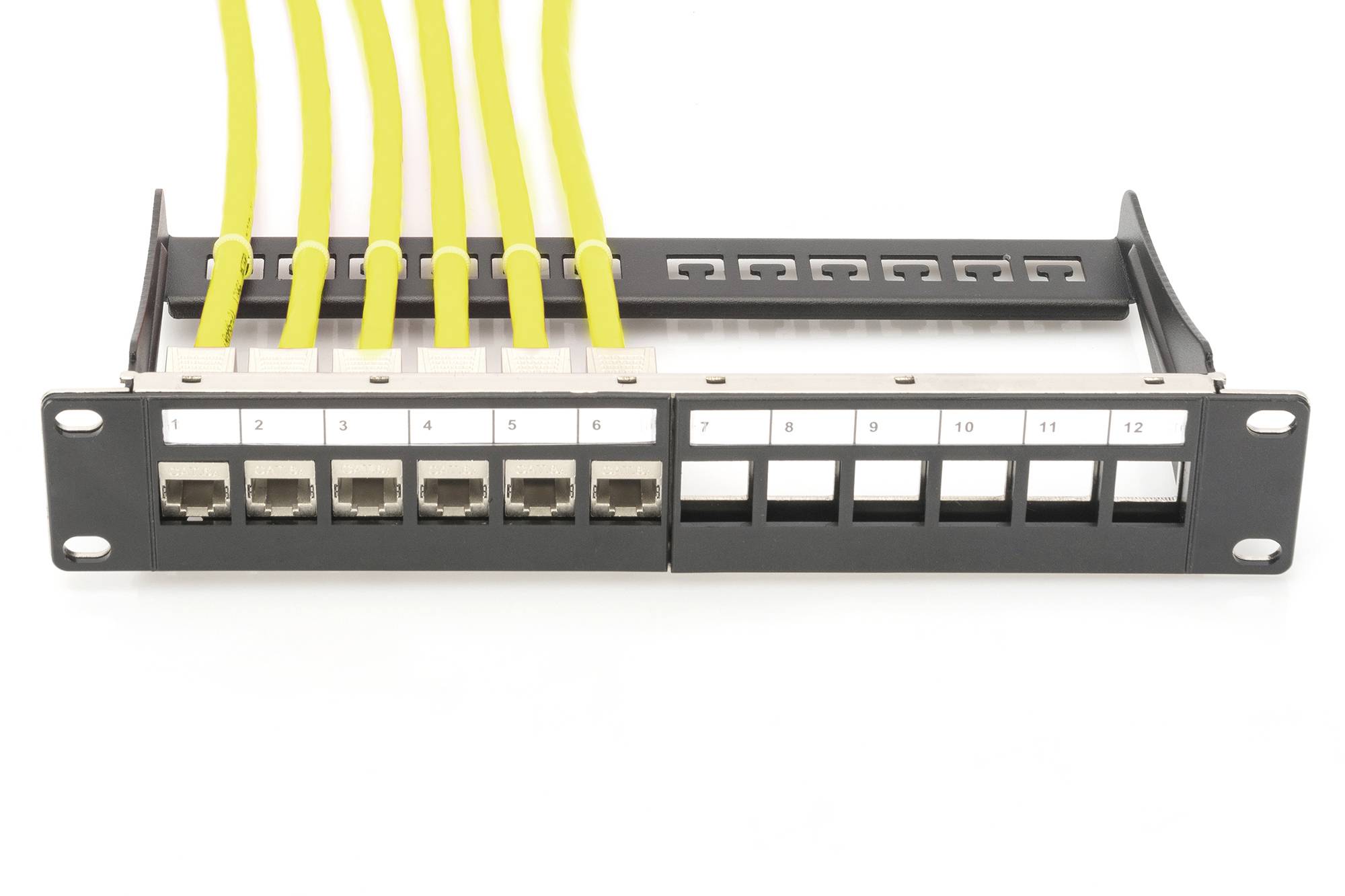 Patchpanel mit gelben Ethernet-Kabeln, die in Ports eingesteckt sind. Zeigt die Verbindung zwischen Netzwerkgeräten.