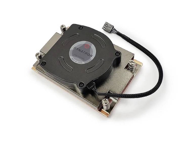 Eine schwarze Computerlüftereinheit für Kühlung, befestigt auf einer Metallplatte mit Schrauben. Ein Kabel ist für Verbindung sichtbar.