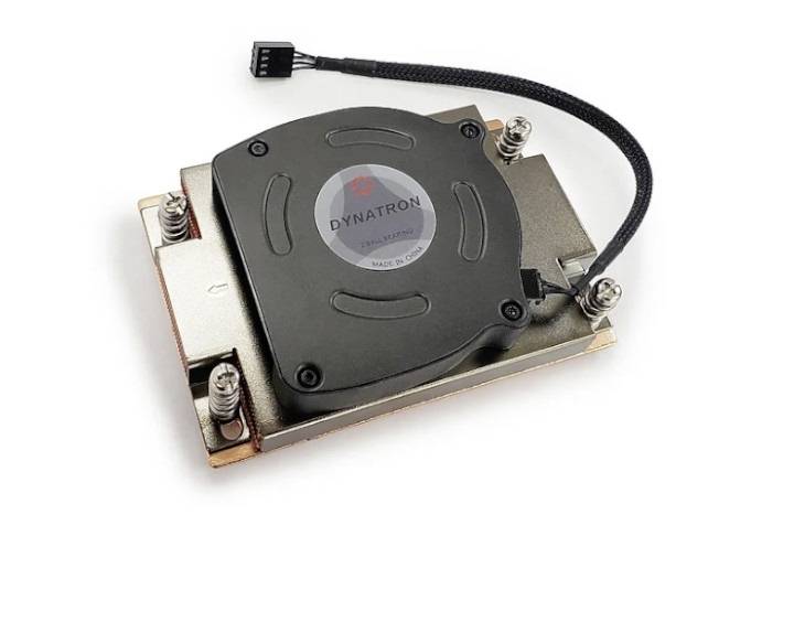 Ein schwarzer Dynatron Kühler mit Lüfter und Kupferkühlplatte. Ein Kabel ist angeschlossen. Geeignet für Kühlung von Elektronik.