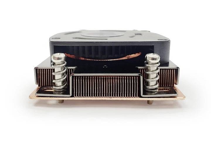 Kühler mit Metalllamellen und Kühlrippen, seitlich von zwei Federn gehalten, auf weißem Hintergrund.