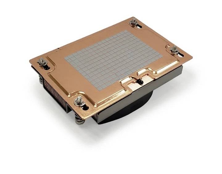 Eine rechteckige, metallische Kühleinheit mit Kupferplatte und Rastermuster, montiert auf einem schwarzen Kühlkörper mit Schraubverbindungen.