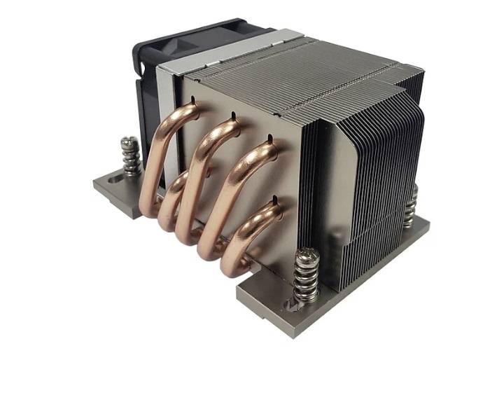 Ein CPU-Kühler mit Kupfer-Heatpipes und Aluminium-Kühlrippen. Er ist auf einer Metallbasis montiert und hat einen Lüfter zur Wärmeabfuhr.