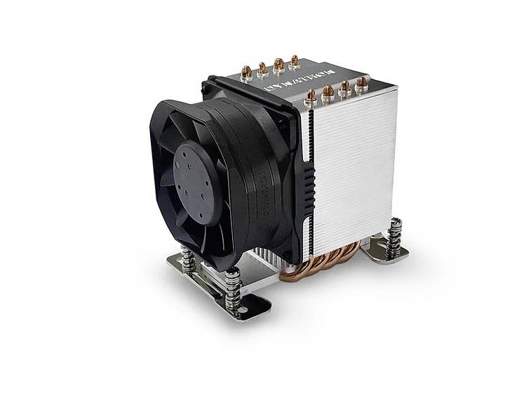 Schwarzer Computerlüfter auf einem Kühlkörper mit Kupferrohren, montiert auf Aluminiumlamellen.