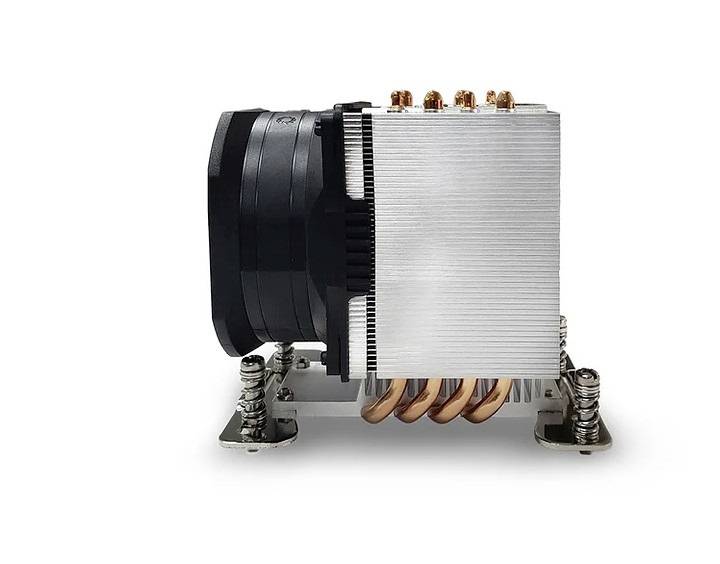 Ein CPU-Kühler mit Lüfter und Kühlrippen aus Aluminium und Kupfer-Heatpipes, montiert auf einem Sockel mit Federhalterungen.