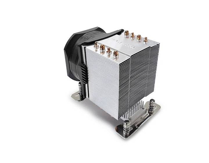 Ein CPU-Kühler aus Aluminium und Kupfer mit mehreren Kühlrippen und Heatpipes, montiert auf einer Metallbasis zur Wärmeableitung.