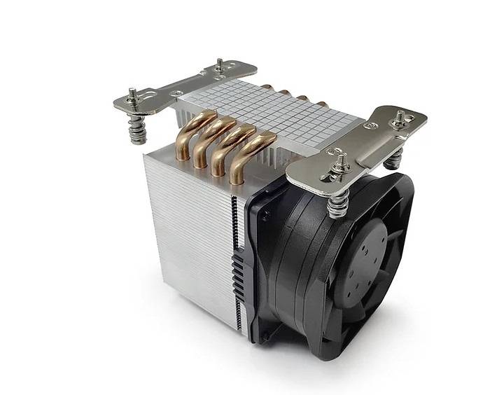 Kühlkörper mit Lüfter, aus Kupfer und Aluminium, zeigt Kühlrippen und Befestigungselemente. Verwendet zur Wärmeableitung in PCs.