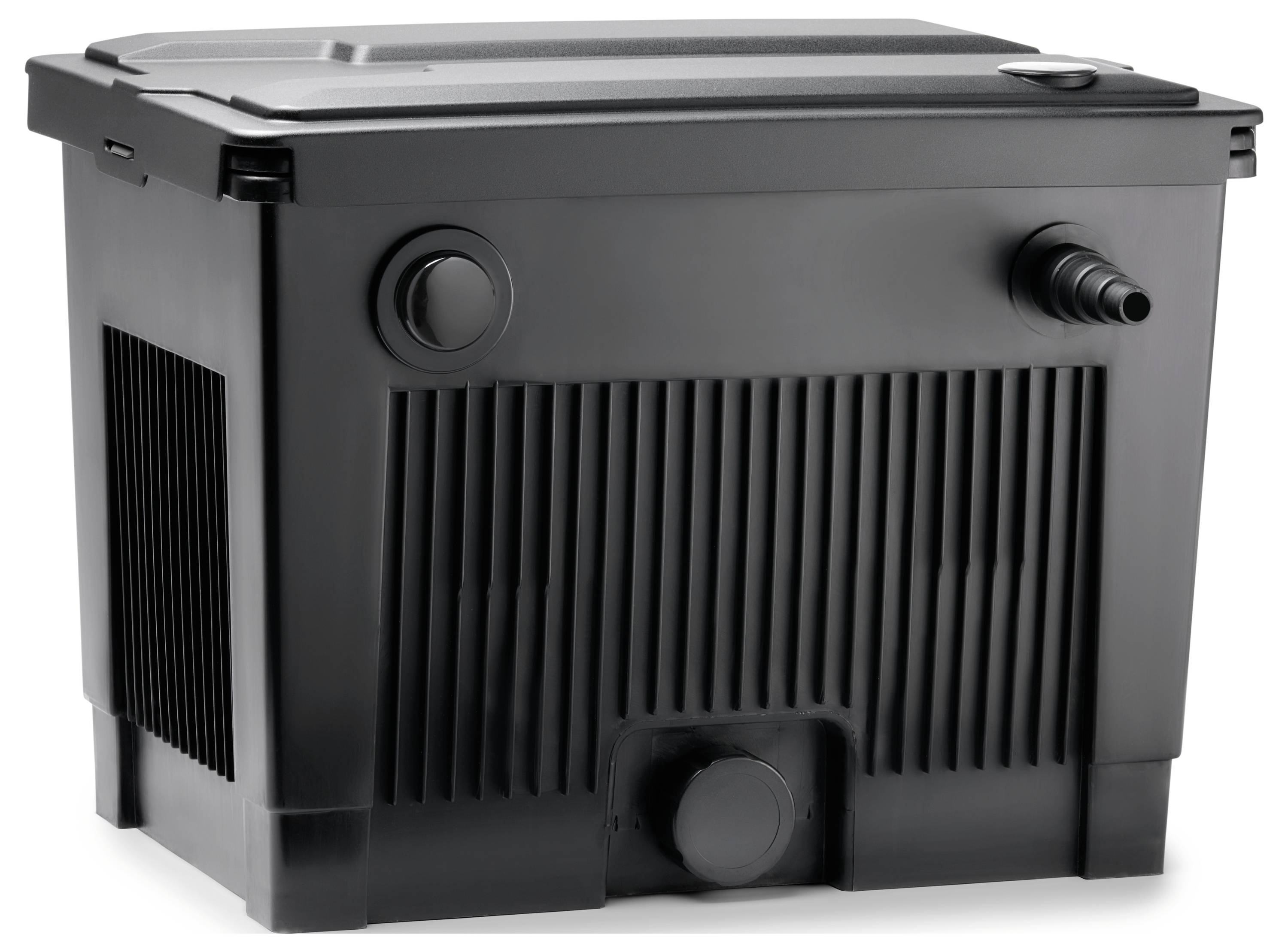 Eine schwarze Plastikbox mit gerippten Seiten, ausgestattet mit Rohrverbindern, die üblicherweise in Wasserfilteranlagen verwendet wird.