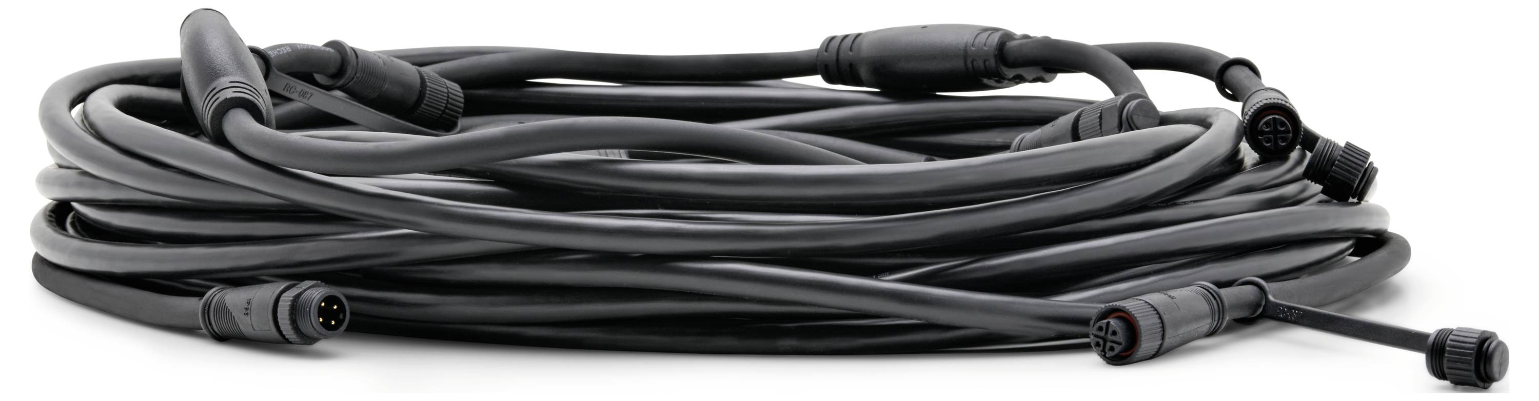 Ein gewickelter schwarzer Verlängerungsstecker mit mehreren Anschlüssen an jedem Ende, der zum Anschließen von elektronischen Geräten oder Komponenten verwendet wird.