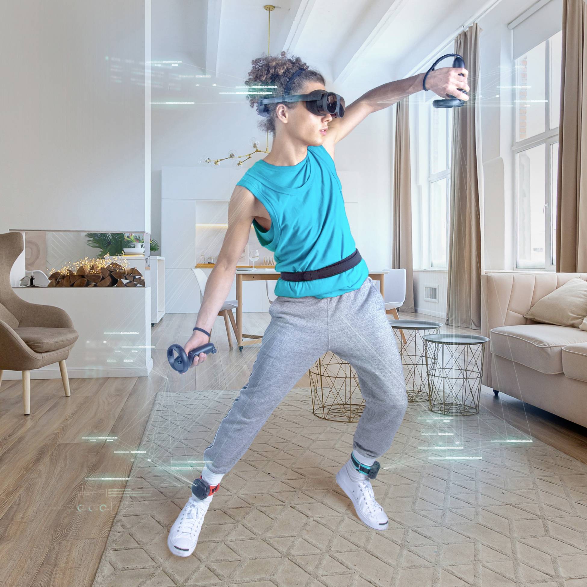 Person mit VR-Headset spielt in einem Wohnzimmer mit zwei Controllern, umgeben von virtuellen Grafiken. Moderne Inneneinrichtung im Hintergrund.