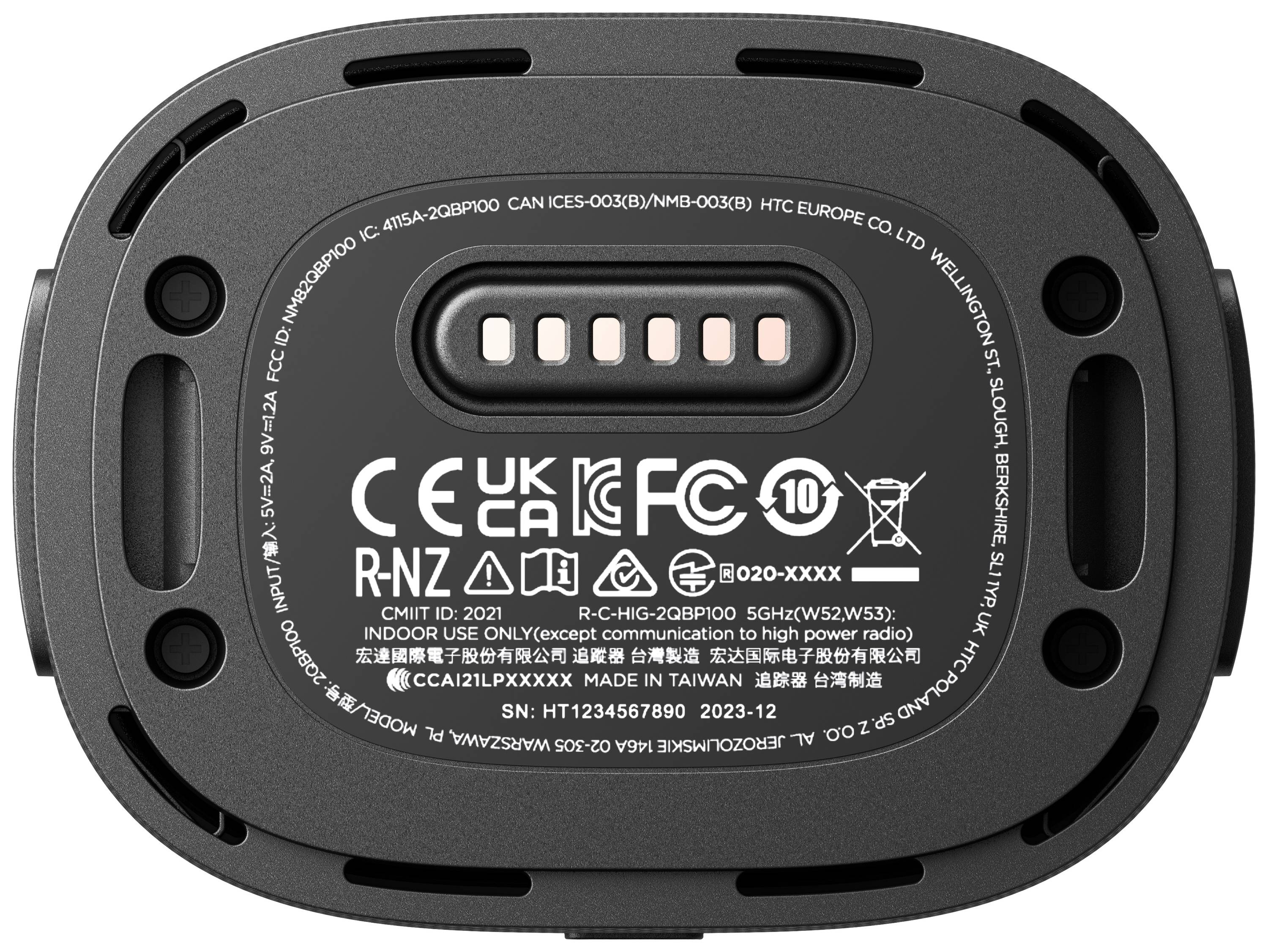 Rückseite eines elektronischen Geräts mit zahlreichen Zertifizierungslogos und rechtlichen Informationen. Hergestellt in Taiwan.