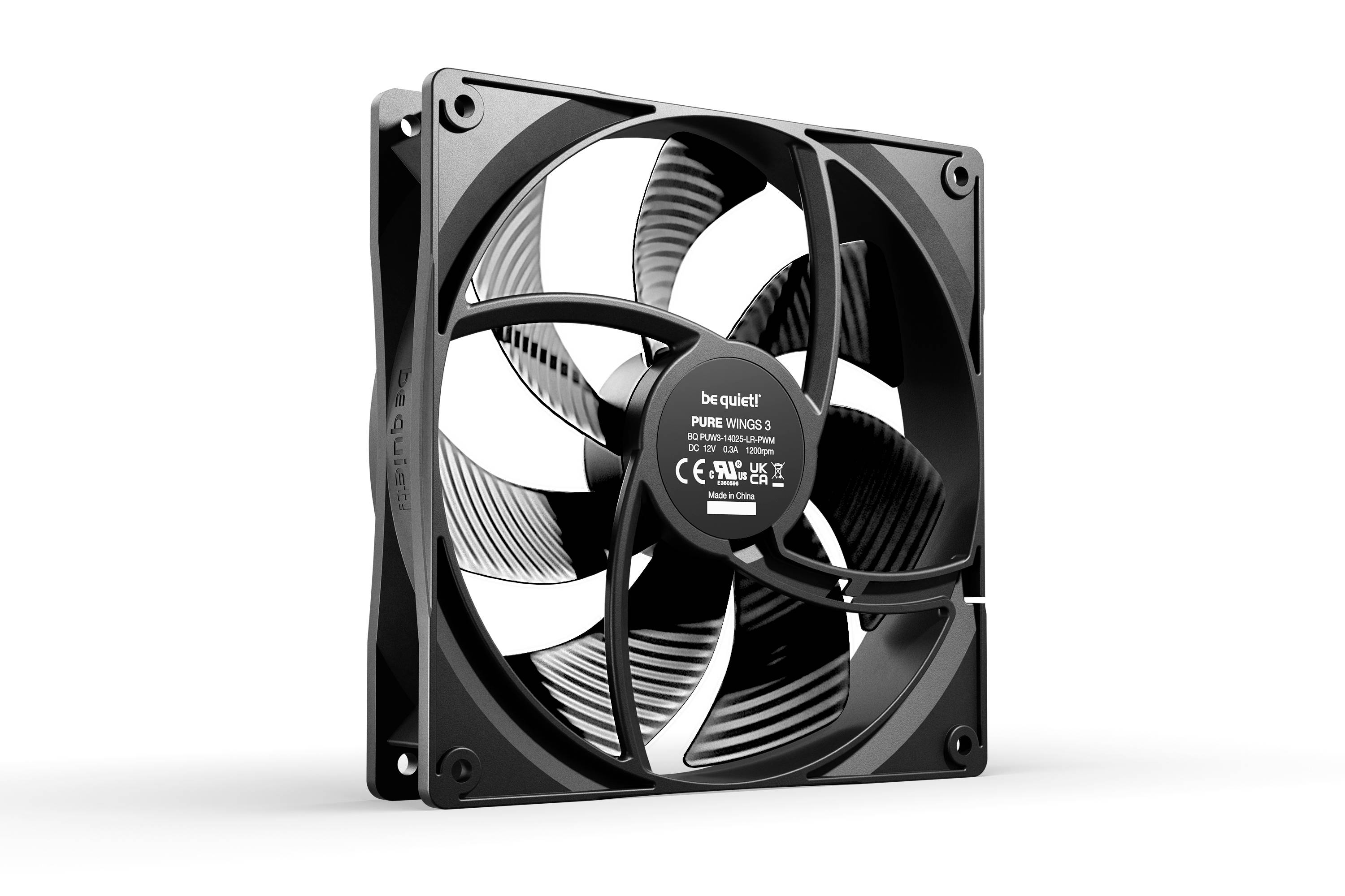 Ein schwarzer Computer-Lüfter mit der Aufschrift 'be quiet! Pure Wings 2' steht vor einem weißen Hintergrund.