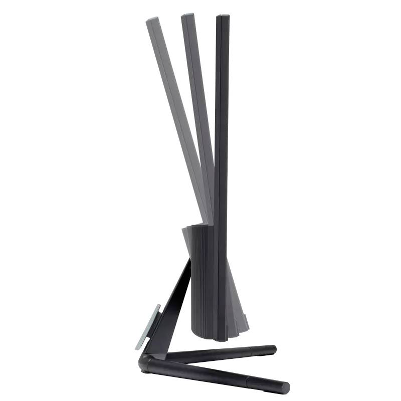 Ein schwarzer Ständer mit verstellbaren, nach oben schwenkbaren Armen. Entworfen für Flexibilität in der Verwendung von elektronischen Geräten.