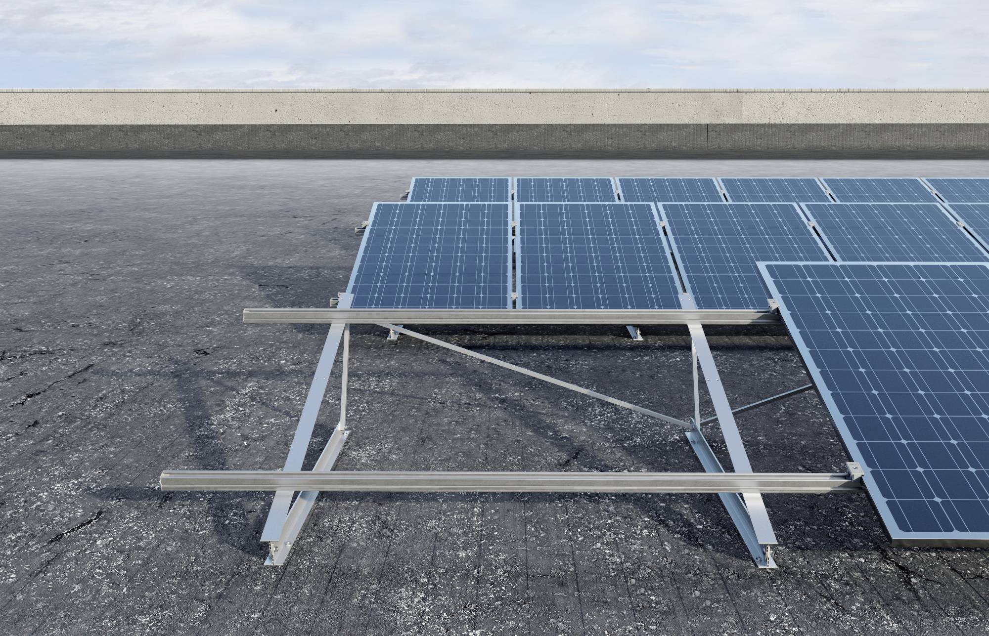 Mehrere Solarmodule sind in einem rechteckigen Muster auf einem flachen Dach montiert. Der Himmel ist leicht bewölkt.