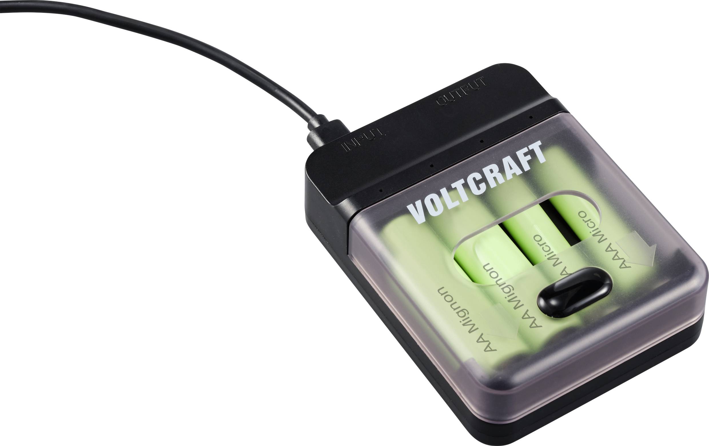 Batterieladegerät mit zwei aufgeladenen AA-Batterien. Markierung 'Voltcraft'. Stromkabel oben angeschlossen, Ladeanzeige nicht sichtbar.