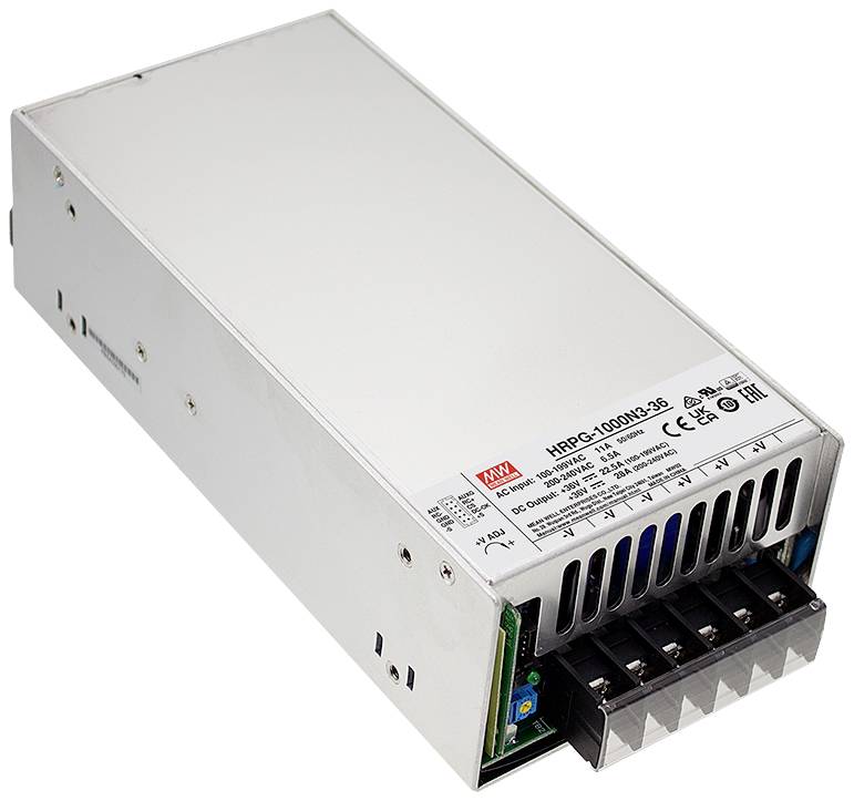 Ein rechteckiges Netzteil, silberfarben, mit Lüftungsschlitzen und Anschlüssen an der Vorderseite. Modellnummer auf der Oberseite.