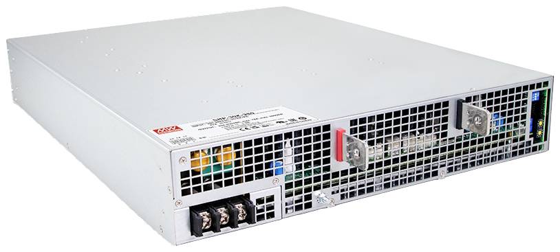 Ein rechteckiges, metallisches Netzteil mit mehreren Anschlüssen und einem Gitter auf der Vorderseite. Es ist für Server- oder Industrieanwendungen geeignet.