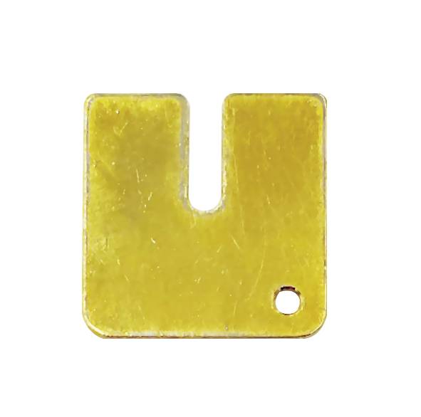Ein kleines, rechteckiges, goldenes Metallplättchen mit einem U-förmigen Einschnitt und einem Loch in der unteren rechten Ecke.