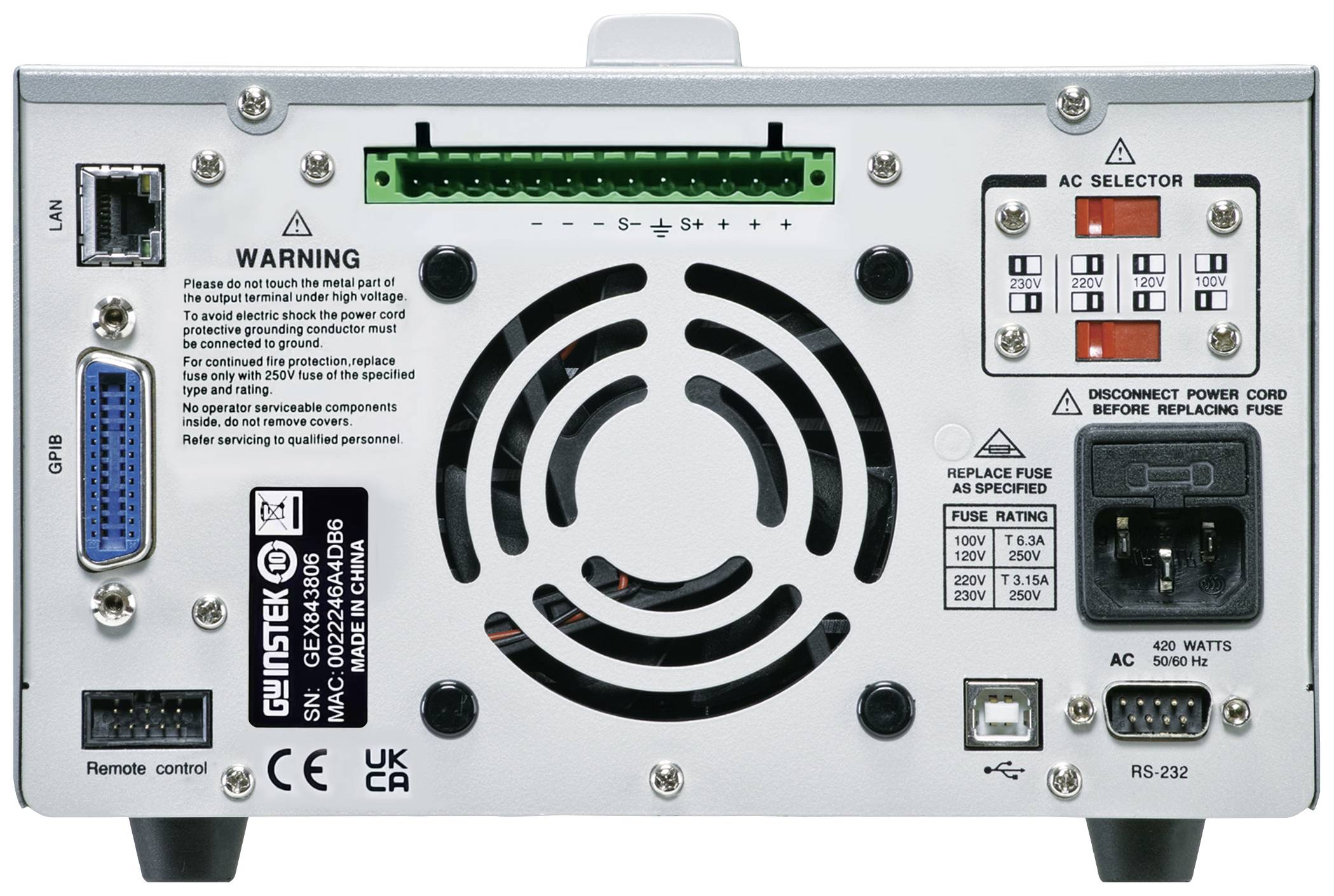 Rückseite eines elektronischen Geräts mit Lüfter, Anschlussbuchsen, Schaltanzeigen und Warnhinweisen zur korrekten Verwendung und Sicherheit.