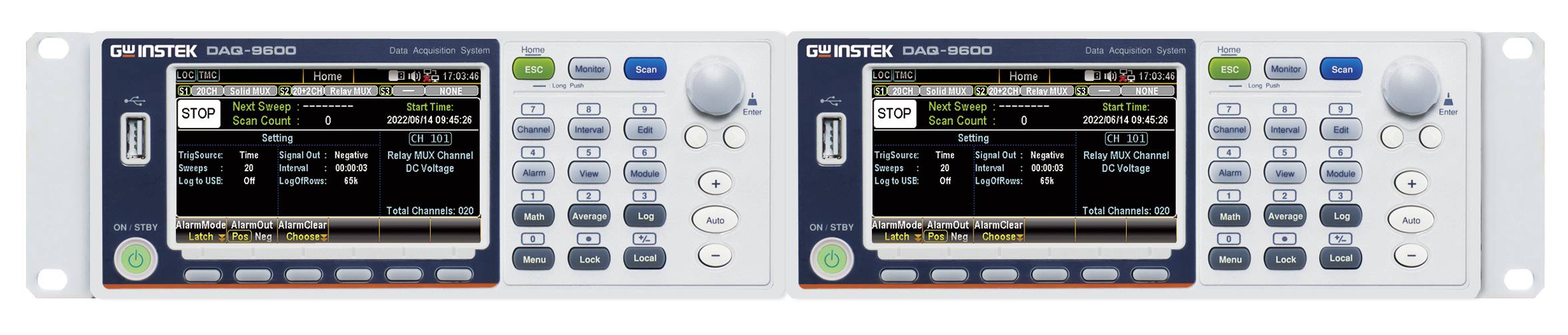 Zwei identische elektronische Testgeräte mit Bildschirmen und Tasten. Auf den Bildschirmen sind Menüoptionen und Messwerte sichtbar.
