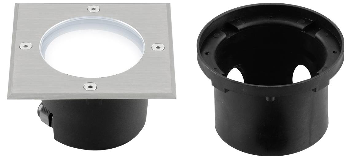 Zwei Ansichten einer quadratischen Bodenleuchten-Blende aus gebürstetem Metall mit großer runder Öffnung und schwarzem Montageelement, daneben ein separates schwarzes zylindrisches Montageelement.
