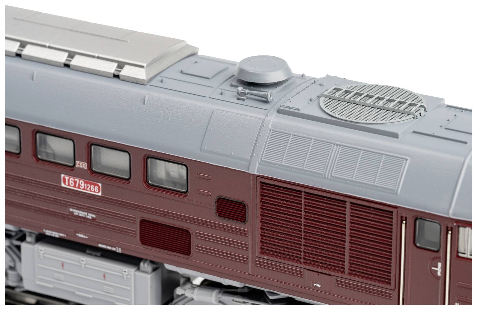 Ein Modell einer braun-grauen Lokomotive, Detailansicht des Gehäuses mit Lüftungsgittern und Dachstruktur.