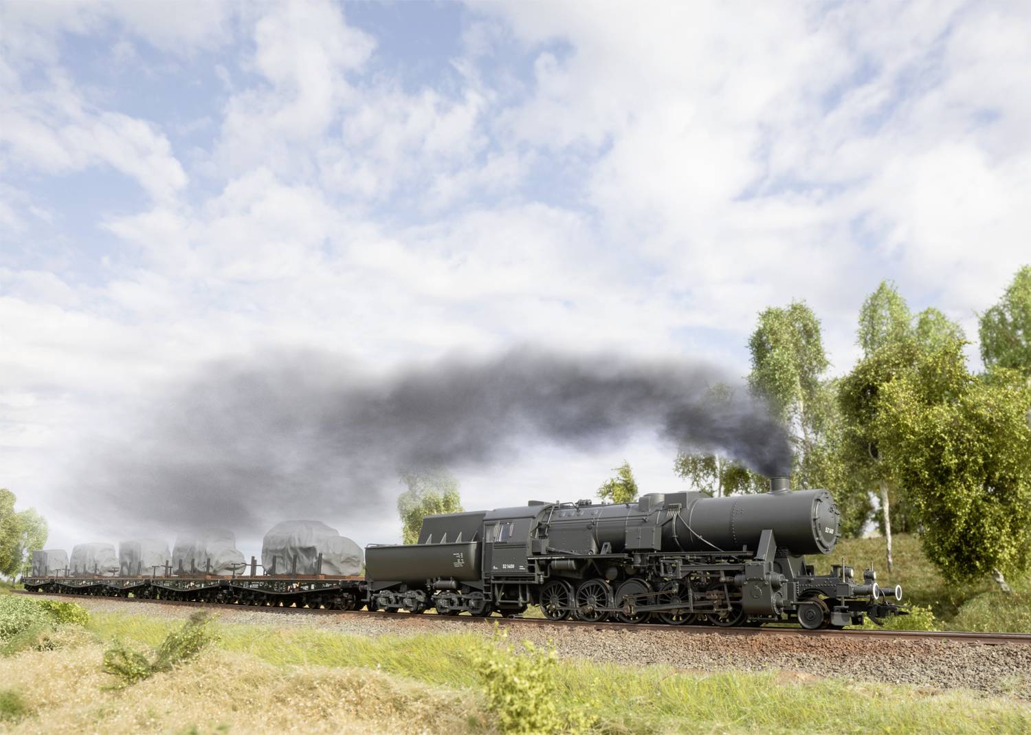 Ein dampfbetriebener Güterzug zieht mehrere Waggons durch eine idyllische Landschaft mit Bäumen und bewölktem Himmel.