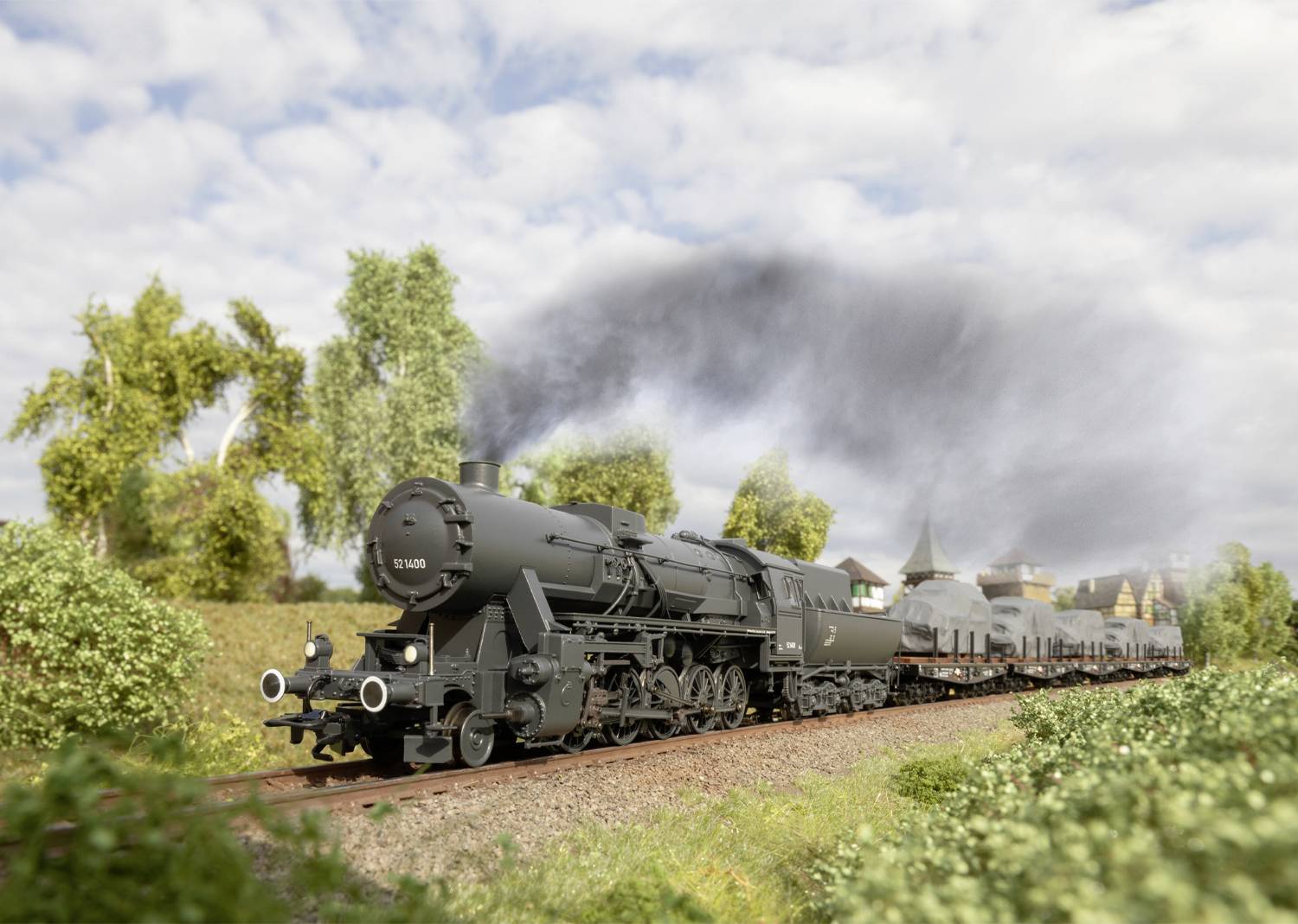Eine schwarze Dampflok zieht Waggons durch eine grüne Landschaft. Im Hintergrund sind Bäume und ein entferntes Dorf sichtbar.
