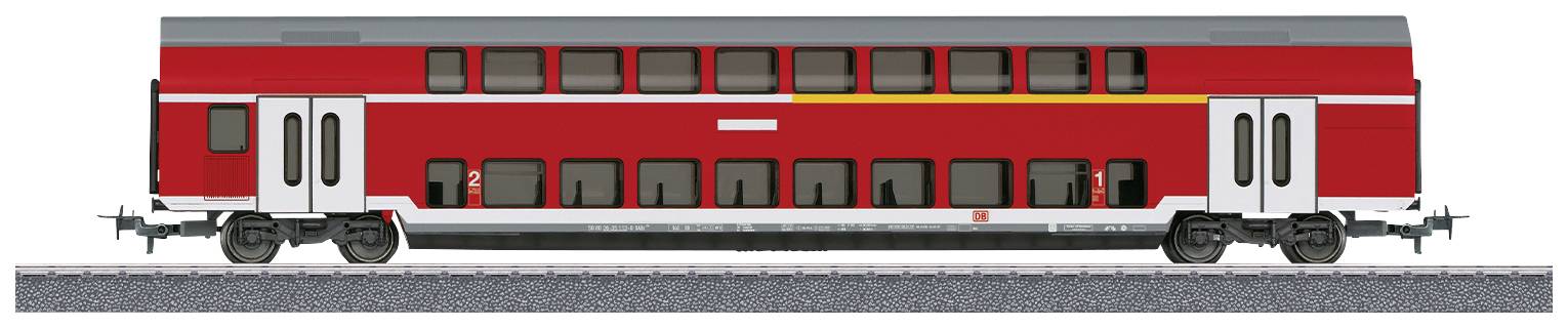 Ein roter doppelstöckiger Zugwagen auf Gleisen. Der Wagen hat mehrere Fensterreihen und zwei Türen.