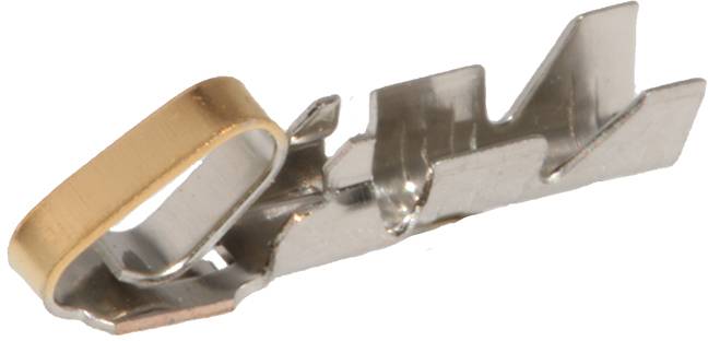 Ein metallischer Crimpkontakt mit einer vergoldeten Ringöse an einem Ende, verwendet für elektrische Verbindungen.