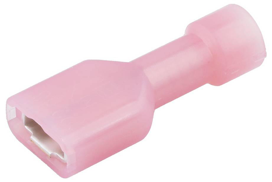 Ein rosa isolierter weiblicher Flachstecker, der für die elektrische Verdrahtung verwendet wird.