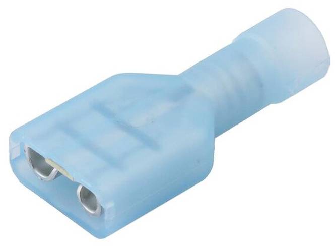 Ein blauer isolierter weiblicher Flachstecker mit Kunststoffgehäuse, typischerweise für elektrische Verbindungen verwendet, zeigt seine Metallkontakte und das Kunststoffgehäuse.