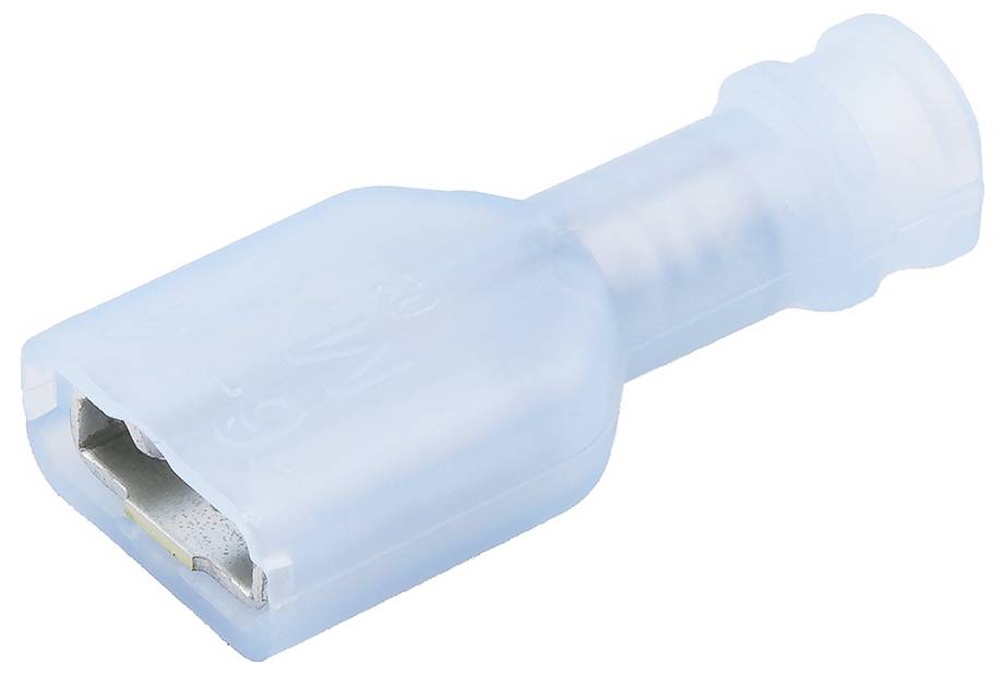 Ein blauer isolierter weiblicher Flachstecker für elektrische Leitungen, der eine Metallklemme in einem Kunststoffgehäuse zeigt.