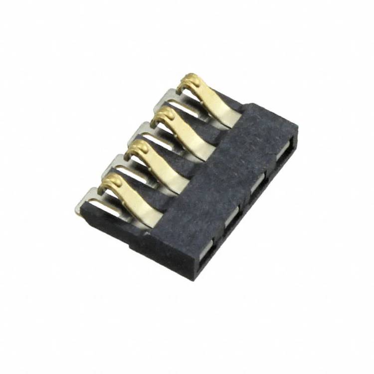 Eine Nahaufnahme eines schwarzen elektronischen Steckers mit fünf goldenen vorstehenden Kontakten, der zum Verbinden von Komponenten auf einer Leiterplatte verwendet wird.