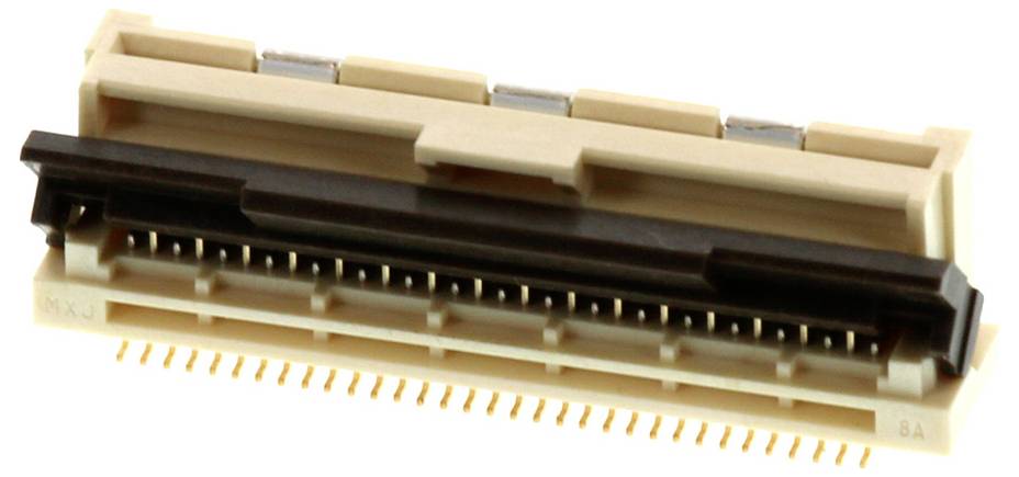 Ein Nahaufnahmebild eines beigen und schwarzen elektronischen Steckers mit goldenen Pins, der typischerweise zum Verbinden von Komponenten auf Leiterplatten verwendet wird.
