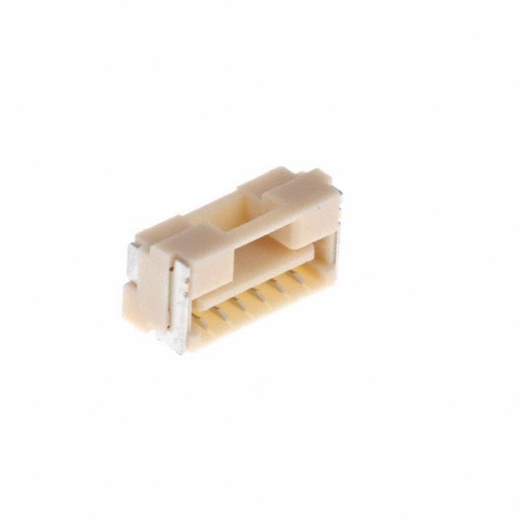Ein kleiner beigefarbener elektrischer Stecker mit mehreren Stiften, der zum Verbinden von Stromkreisen in elektronischen Geräten verwendet wird.