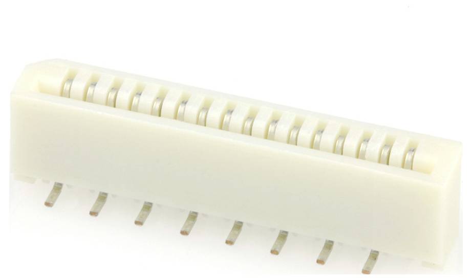 Ein weißer elektronischer Stecker mit mehreren Stiften, bereit zur Befestigung auf einer Leiterplatte.