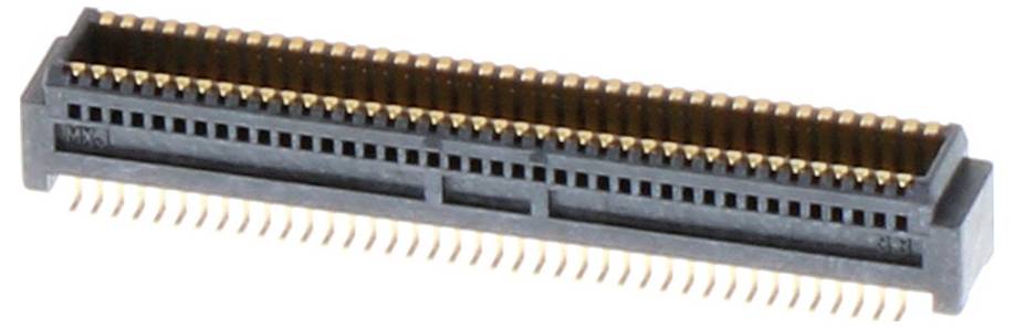 Ein PCI-Express-Stecker, der ein langes schwarzes Kunststoffgehäuse mit mehreren vergoldeten Stiften zeigt, das zum Anschließen von Peripheriegeräten an ein Motherboard verwendet wird.