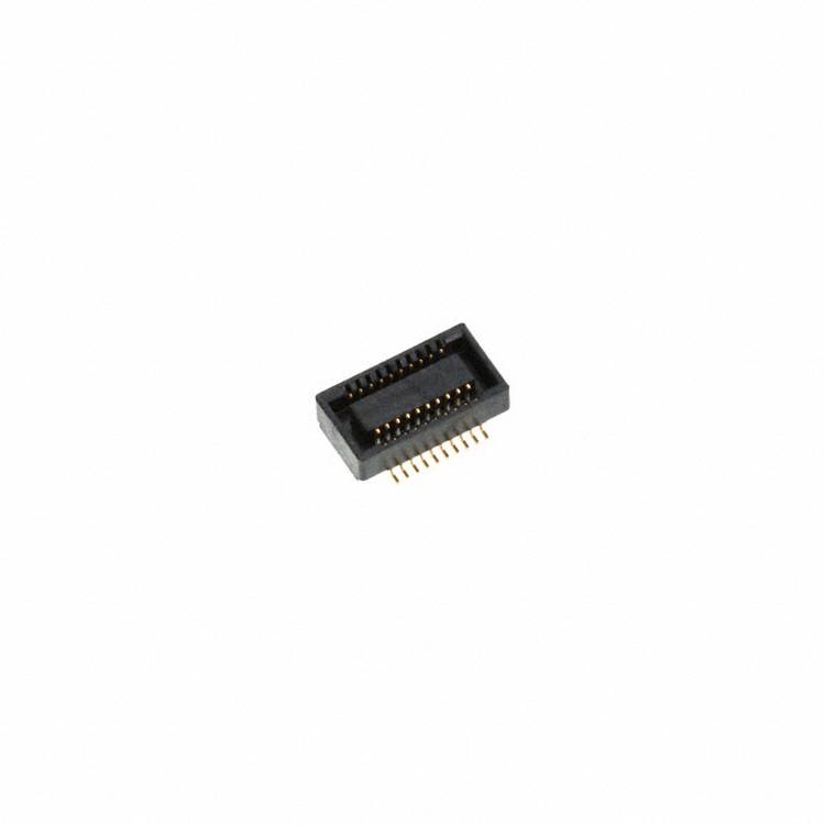 Ein kleiner schwarzer elektronischer Stecker mit mehreren vergoldeten Stiften wird vor einem einfachen weißen Hintergrund gezeigt.