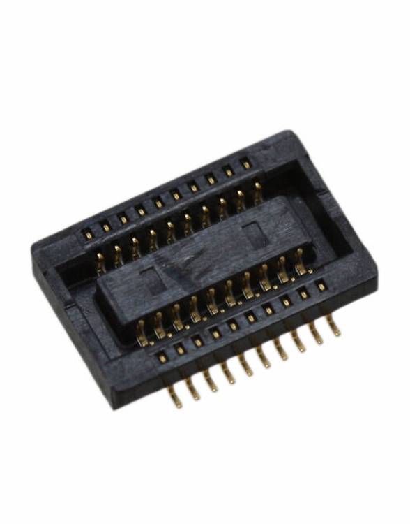 Ein schwarzer rechteckiger elektrischer Stecker mit mehreren Goldkontakten, wahrscheinlich zur Verwendung in Leiterplatten.