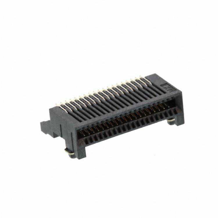 Ein schwarzer elektronischer Stecker mit mehreren Metallstiften, der zum Verbinden von Komponenten auf einer Leiterplatte verwendet wird, vor weißem Hintergrund.