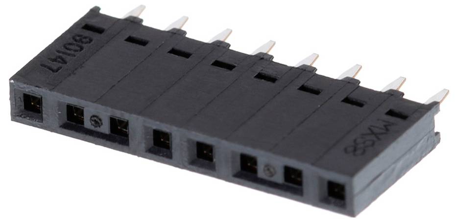 Ein schwarzer Kunststoff-Elektrostecker mit sechs Metallstiften, die von einer Seite herausragen, wird verwendet, um elektronische Komponenten zu verbinden.