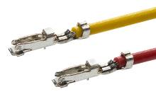 Zwei Steckverbinder an gelbem und rotem Kabel. Sie sind metallisch und für die elektrische Verbindung von Komponenten geeignet.